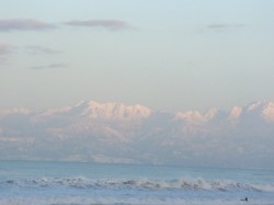 富山県氷見市/立山連峰と島尾海岸＆サーファー